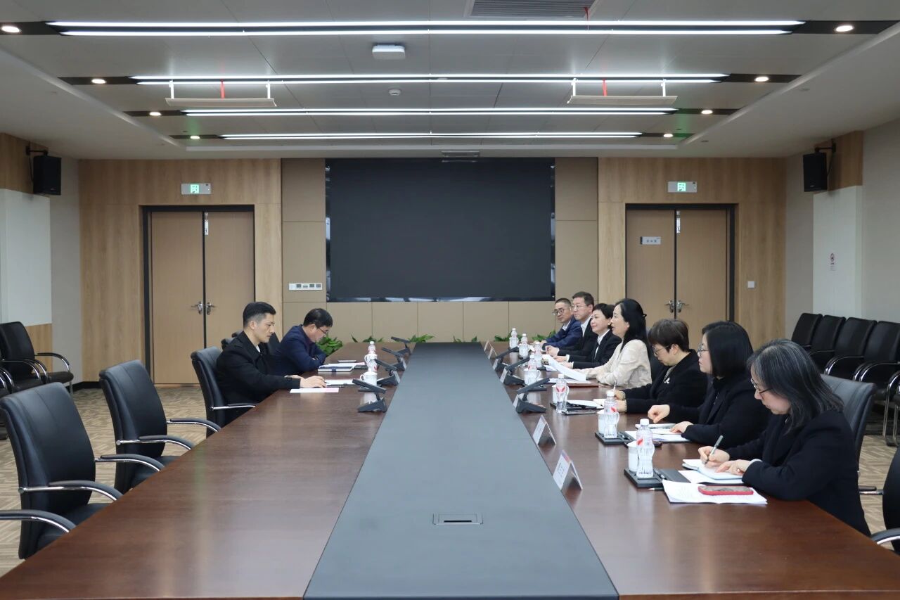 区委常委、常务副区长施科琦专题调研区审管办工作