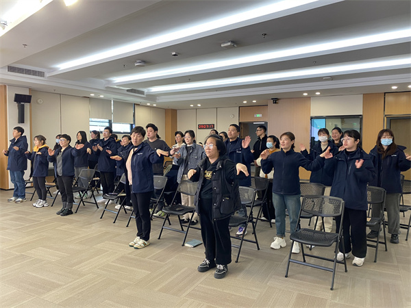 萧山体育中心内一堂以"职工礼仪形象专业化塑造"为主题的公益培训课程