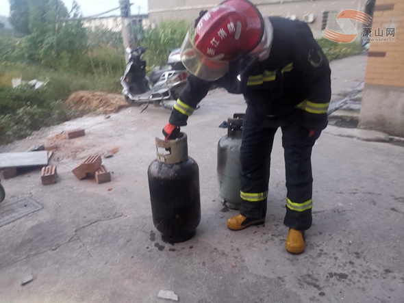 民房煤气瓶起火 萧山消防紧急救援