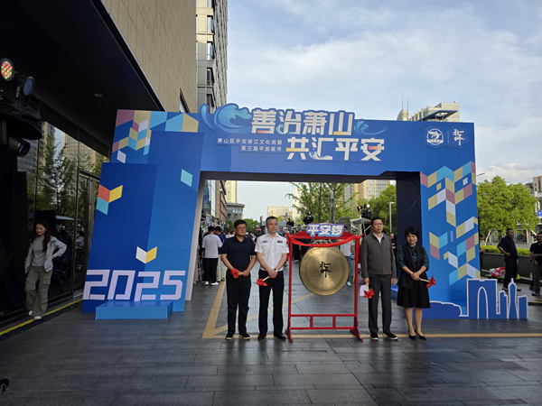 “文化周暨平安夜市盛大开幕”--消防装备展示引市民热切关注