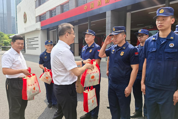 萧山区领导慰问高温一线执勤消防救援人员