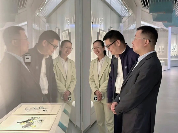 西泠印社专家陪同王润东副区长参观萧山博物馆临展，共缅艺术大师来楚生